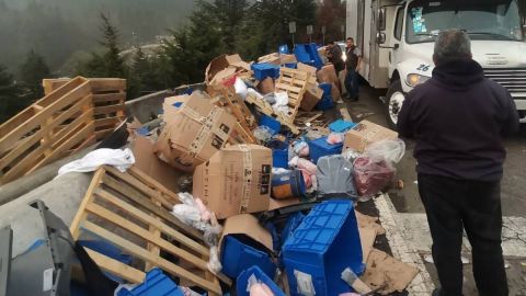 Se desata la rapiña de ropa tras volcadura de tráiler