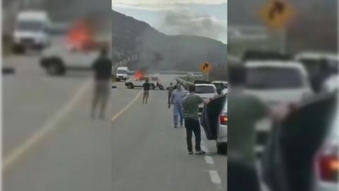 Incendian vehículo en Carretera Tecate-Ensenada