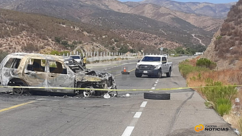Fiscalía investiga vehículo calcinado en la carretera a Ensenada