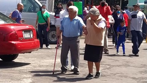 Pase de lista y acarreo de adultos mayores durante elecciones de Morena