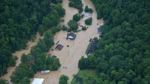 Suman 26 muertos por inundaciones en Kentucky; entre ellos 4 niños