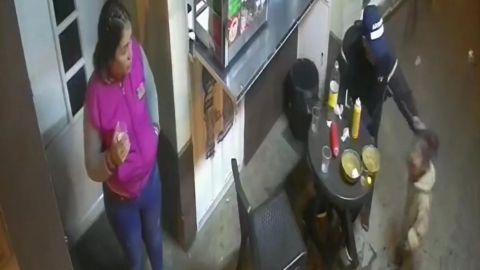 VIDEO: Buscan a hombre que azotó a niña contra una mesa por pedir comida