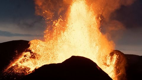 Volcán vuelve a entrar en erupción cerca de la capital de Islandia