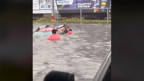 Viralizan rescate de abuelitos atrapados en auto tras inundación en Guadalajara