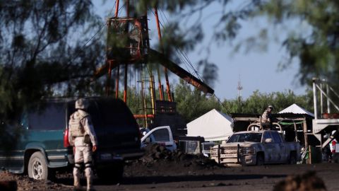 Familiares de mineros atrapados México claman por agilizar rescate