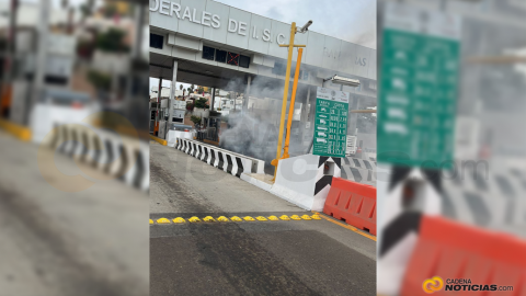 VIDEO: Se incendia auto en plena caseta de cobro Rosarito - Tijuana