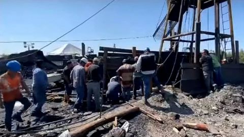 Continúan atrapados 10 mineros en Coahuila; trabajan para bajar nivel del agua