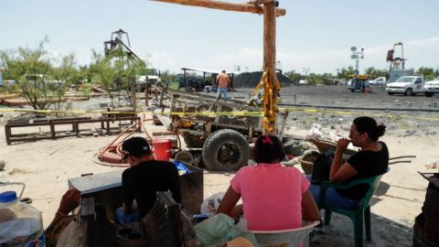 'No nos vamos a mover hasta encontrarlos': Mineros cumplen 48 horas atrapados