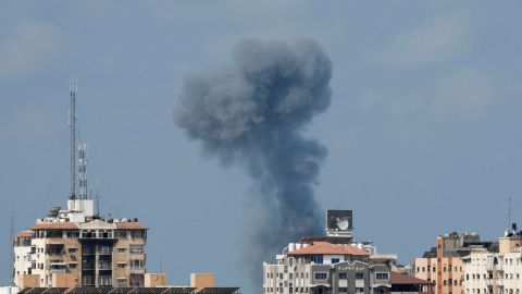 Ataques aéreos, con cohetes empujan a Israel y Gaza al segundo día de combates