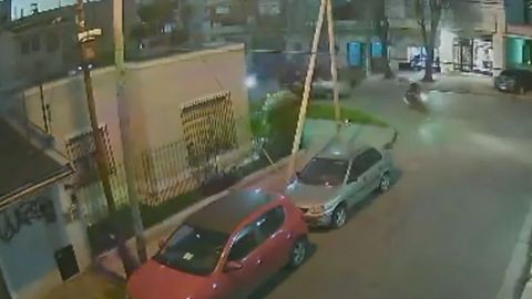 VIDEO: Atropella ladrón y le devuelve el celular a la víctima