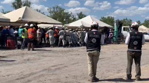 Desmayos y riña en visita de AMLO a la mina de Coahuila; exigen más información