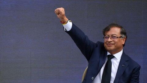 Petro asume como primer presidente de izquierda en la historia de Colombia