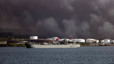 Arriban buques mexicanos a Cuba para ayudar a extinguir incendio industrial