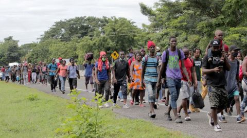 AMLO y gobernadores acuerdan acciones para proteger a migrantes de 'polleros'