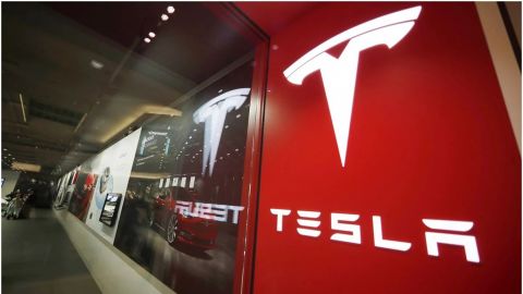 Elon Musk vende acciones de Tesla por 7 mil mdd
