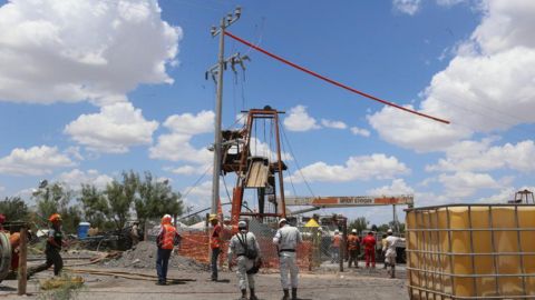 En Coahuila, brigadistas entran a mina para rescatar a mineros atrapados