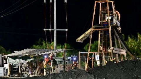 Buzos suspenden labores de rescate por riesgo de colapso en mina; hallan casco