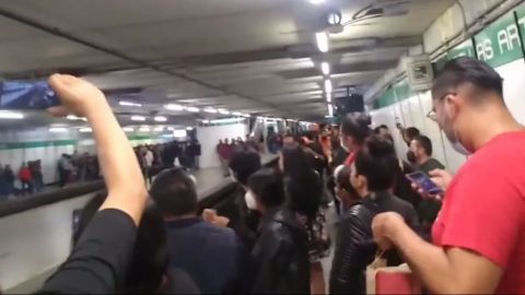 Usuarios del Metro corean canción 'Ni tú ni nadie' y se vuelven virales