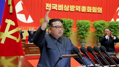 Norcoreanos lloran al saber que su líder, Kim Jong contrajo COVID-19