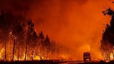 El ''monstruoso'' incendio forestal que está asolando el suroeste de Francia