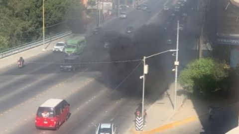 Reportan humo negro saliendo de una alcantarilla frente a Plaza Galerías