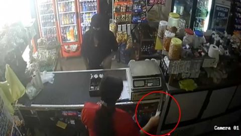 Entra a robar a tienda en Colima, pero mujer se defiende con un cuchillo