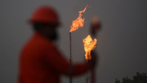 Multan a Pemex por fallas en campo clave que provocaron quema excesiva de gas