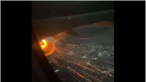 VIDEO: Motor de avión de Viva Aerobus arde en llamas tras despegar
