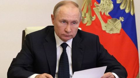Vladimir Putin firma decreto para aumentar número de militares en el ejército