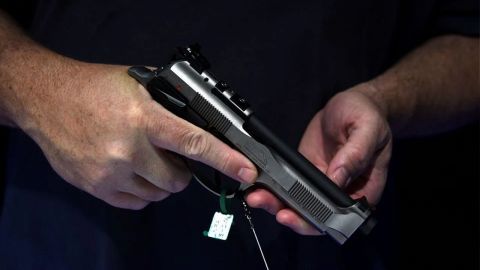 Juez de EE. UU. anula la prohibición de armas de Texas para adultos jóvenes