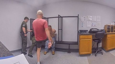 Un candidato a alguacil en EE.UU. es filmado dando patadas a un detenido