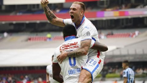 Cruz Azul sufre con un jugador menos, pero logra ganar a Querétaro