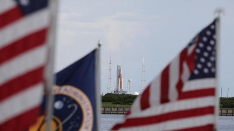 NASA aplaza el primer vuelo de prueba del megacohete lunar de nueva generación