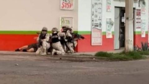 VIDEO: militares sirven de escudo para proteger a civil atrapado en balacera