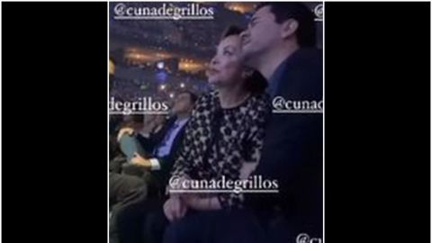 Video: Elba Esther y esposo, en primera fila en el concierto de Roberto Carlos