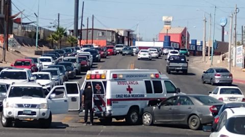 Automóvil y ambulancia causan accidente en Mexicali