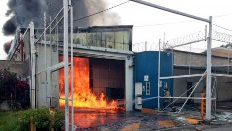 Se registra explosión e incendio en fábrica de la zona industrial de Tultitlán