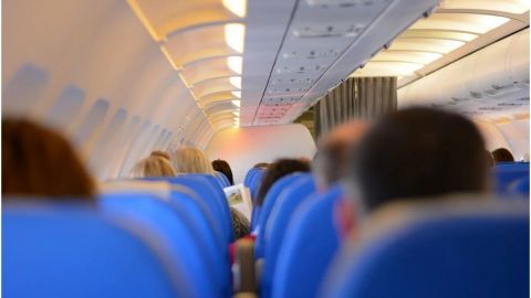 'Dejen de enviar fotos de desnudos y vámonos a Cabo': Piloto casi cancela vuelo