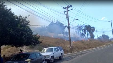 VIDEO: Fuerte incendio en Colinas de BC, el viento lo sigue avivando