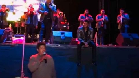 Vendedor de algodones se roba concierto de banda con su impresionante voz