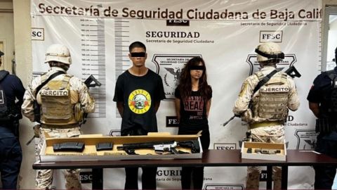 Detienen a pareja manipulando armas en Mexicali