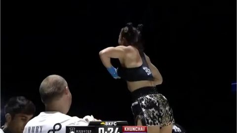 VIDEO: Peleadora australiana noquea a su rival y celebra en topless
