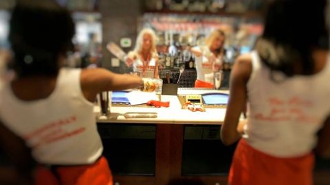 Buscan prohibir imposición de ropa sexistas a personal de bares y restaurantes