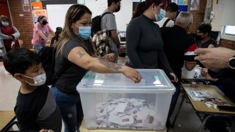 Chile comienza el conteo de votos del histórico plebiscito constitucional