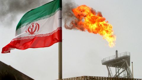 Irán dice que el mundo necesita más de su petróleo