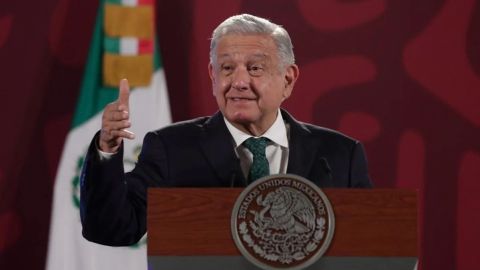 Revela AMLO que sí usa el ''teléfono rojo'' para comunicarse con su gabinete