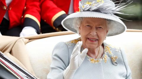 Reino Unido paralizado por la salud de la reina Isabel; su familia la acompaña