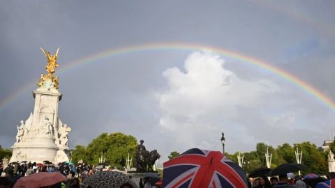 Un arcoíris acompaña la tristeza en el palacio de Buckingham