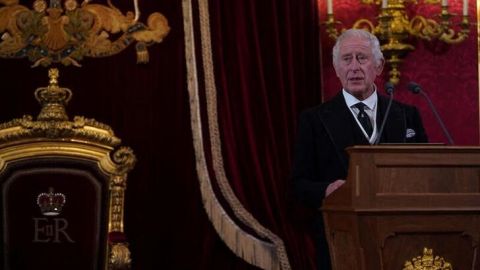 El rey Carlos se compromete a seguir el ejemplo de Isabel II