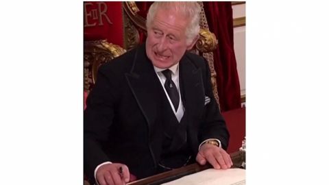 Gesto del rey Carlos III durante la ceremonia de proclamación se vuelve viral